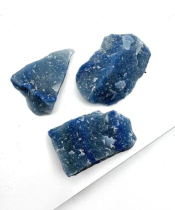 blå rå stykker krystal på hvid baggrund