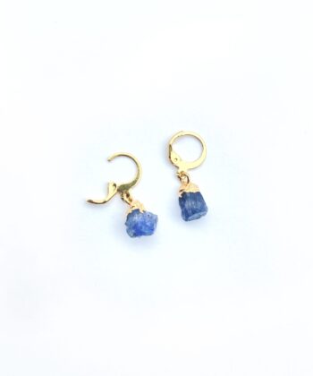 Guld hænge øreringe med blå rå sten