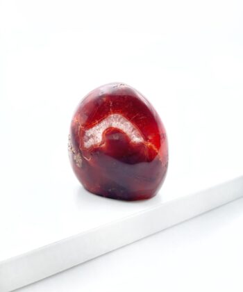 Rød Orange krystal på hvid baggrund