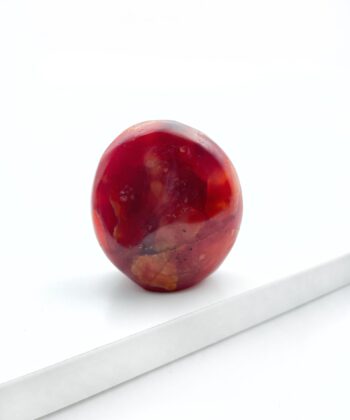 Rød Orange krystal på hvid baggrund