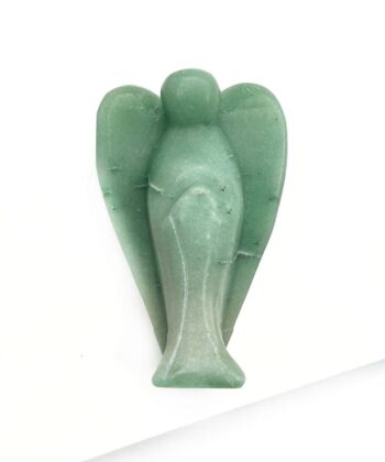 grøn krystal engel på hvid baggrund