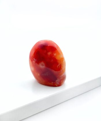 Orange-rød krystal på hvid baggrund