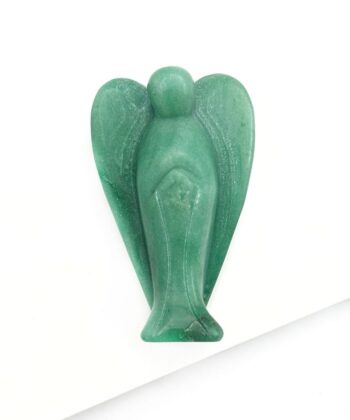 grøn krystal engel på hvid baggrund