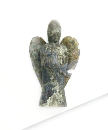 Grønmeleret krystal engel på hvid baggrund