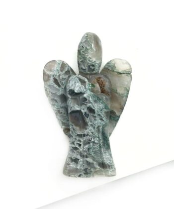 Grønmeleret krystal engel på hvid baggrund