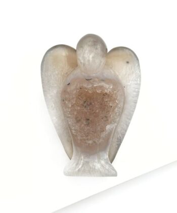 grå druzy krystal engel på hvid baggrund