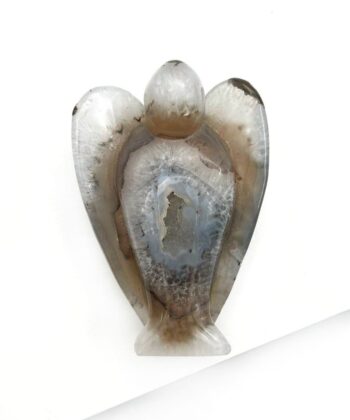 grå druzy krystal engel på hvid baggrund