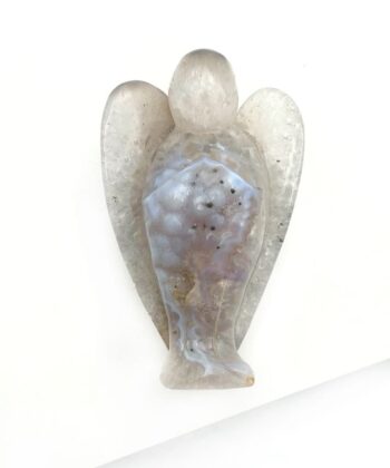 grå druzy krystal engel på hvid baggrund