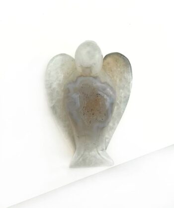 grå druzy krystal engel på hvid baggrund