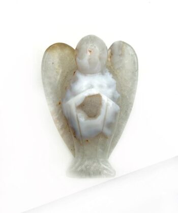 grå druzy krystal engel på hvid baggrund