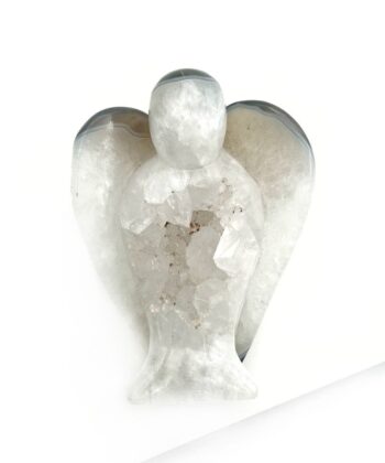 grå druzy krystal engel på hvid baggrund
