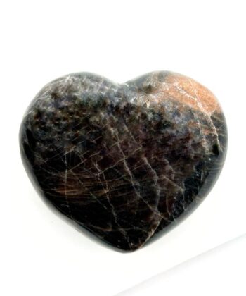 sort m. lidt brunt krystalhjerte på hvid baggrund