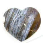 Blågråt og brunt havjaspis krystalhjerte på hvid baggrund