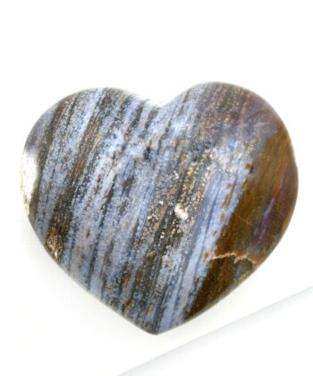 Blågråt og brunt krystalhjerte på hvid baggrund