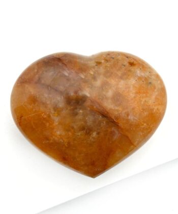 Orange krystalhjerte på hvid baggrund