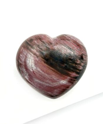 lyserødt og sort krystalhjerte på hvid baggrund