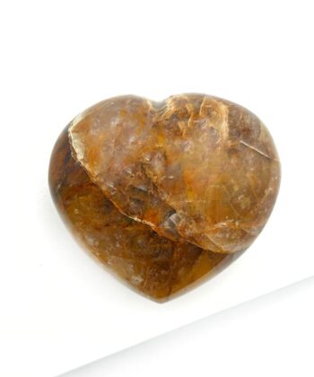 Orange krystalhjerte på hvid baggrund