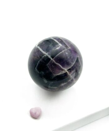 Lilla krystal kugle på hvid baggrund