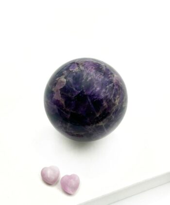 Lilla krystal kugle på hvid baggrund