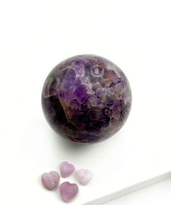 Lilla krystal kugle på hvid baggrund