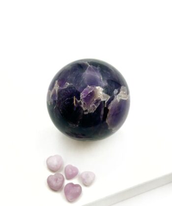 Lilla krystal kugle på hvid baggrund