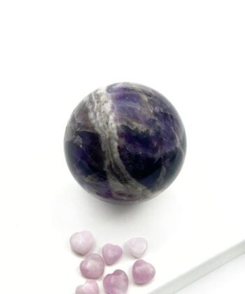 Lilla og hvidgrå krystal kugle på hvid baggrund
