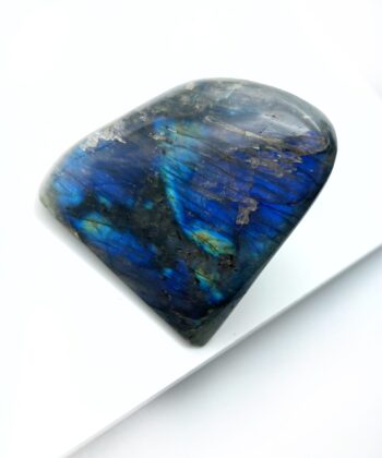 sort krystal med flash på hvid baggrund