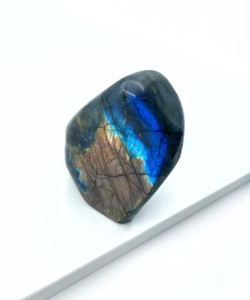 sort krystal med flash på hvid baggrund