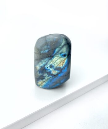 sort krystal med flash på hvid baggrund