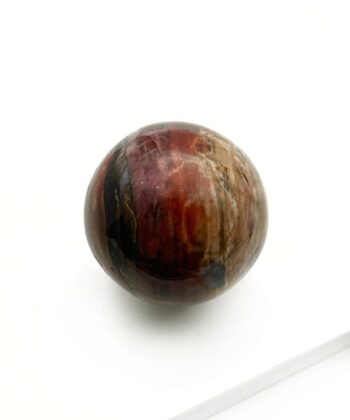 Rødbrun krystal kugle på hvid baggrund