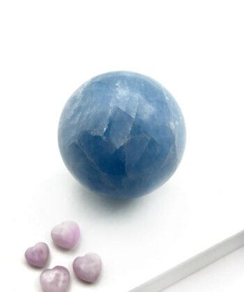 Lyseblå krystal kugle på hvid baggrund