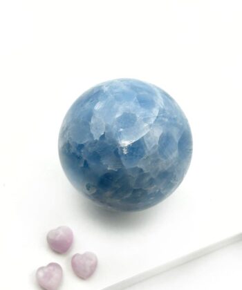 Lyseblå krystal kugle på hvid baggrund