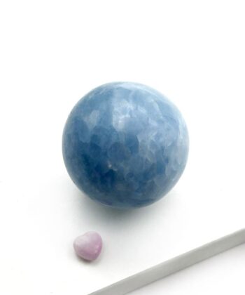 Lyseblå krystal kugle på hvid baggrund