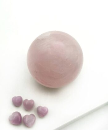 Lyserød krystal kugle på hvid baggrund