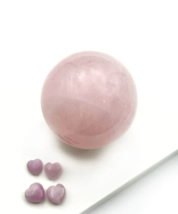 Lyserød krystal kugle på hvid baggrund