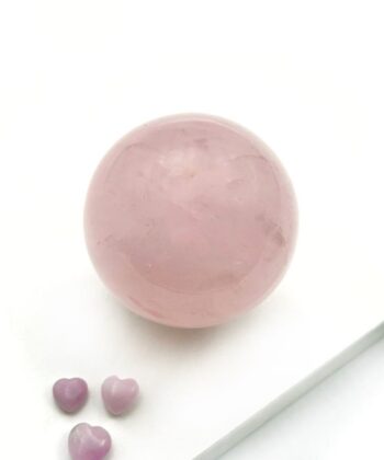 Lyserød krystal kugle på hvid baggrund