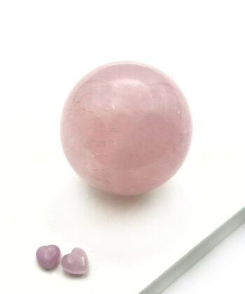 Lyserød krystal kugle på hvid baggrund