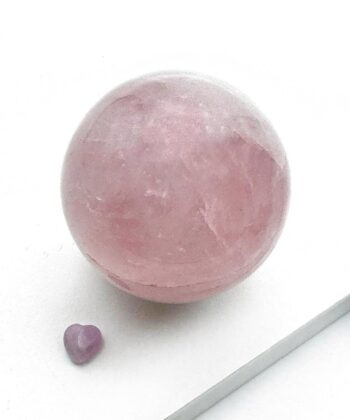 Lyserød krystal kugle på hvid baggrund