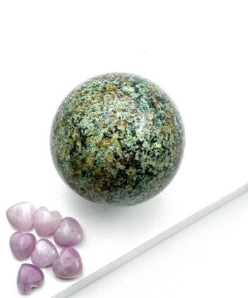 Grønmeleret krystal kugle på hvid baggrund