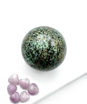 Grønmeleret krystal kugle på hvid baggrund