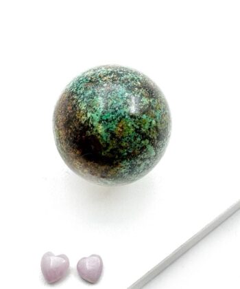 Grønmeleret krystal kugle på hvid baggrund
