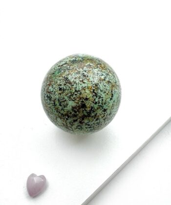 Grønmeleret krystal kugle på hvid baggrund