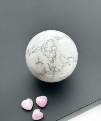 hvid krystalkugle med grå streger på sort baggrund