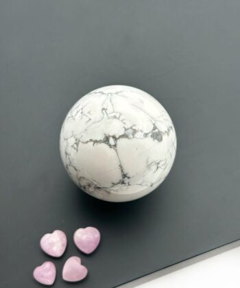 hvid krystalkugle med grå streger på sort baggrund