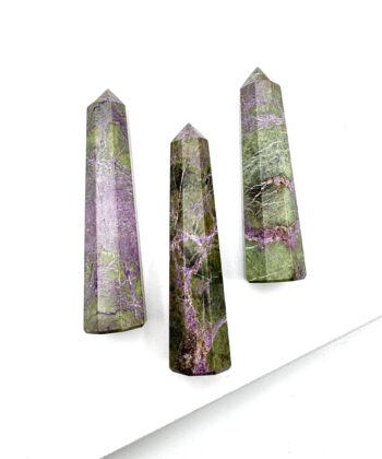 lille og grøn spidser på hvid baggrund