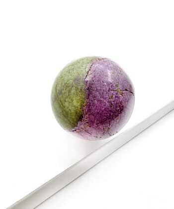 lille og grøn kugle på hvid baggrund