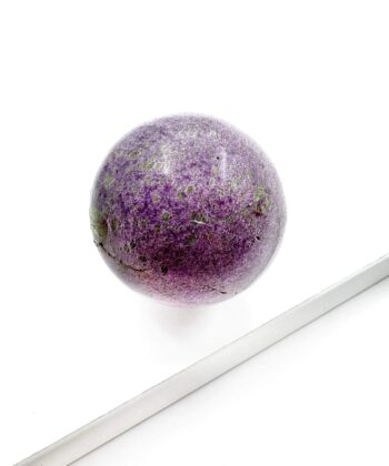 lille og grøn kugle på hvid baggrund