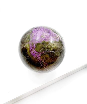 lille og grøn kugle på hvid baggrund