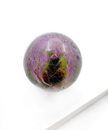 lille og grøn kugle på hvid baggrund