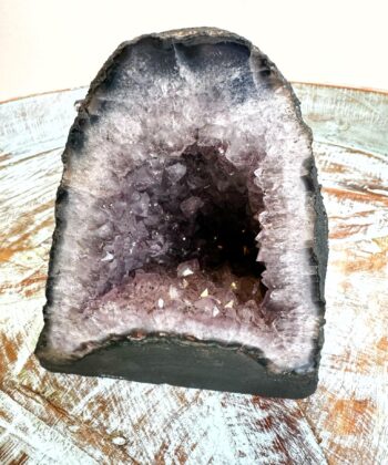 lillagrå krystalgrotte på turkis fad